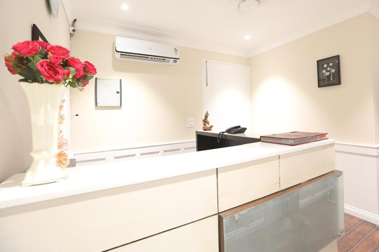 Oyo 43009 The Palm Green Hotel Indraprast Luaran gambar
